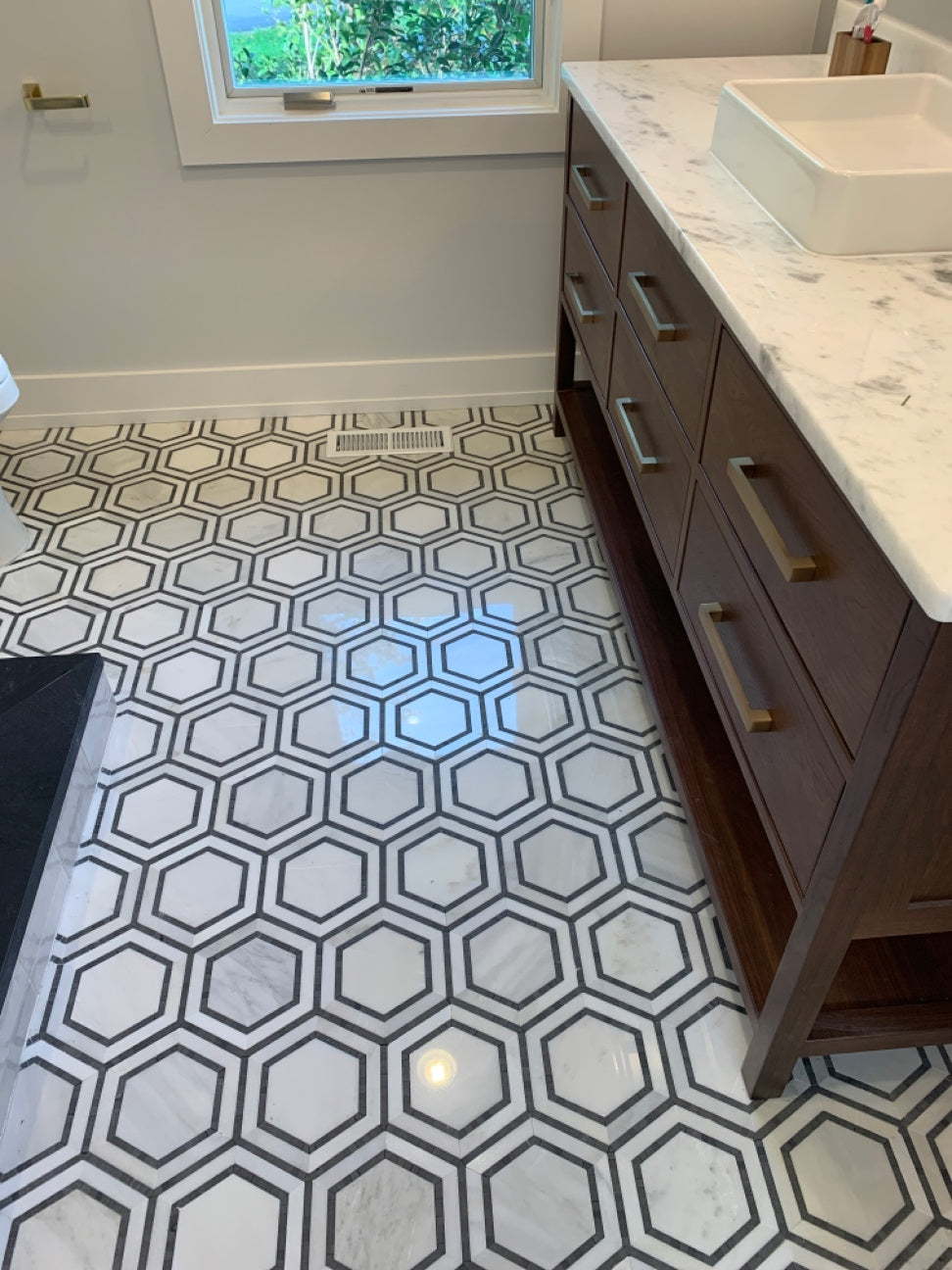 Hex Appeal | Oriental White Polished Marble | Basalt Grey Hexagon 5"